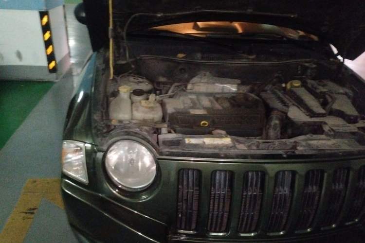 Used Jeep Compass 2007 2.4L four-wheel drive sport version Engine Bay Right
