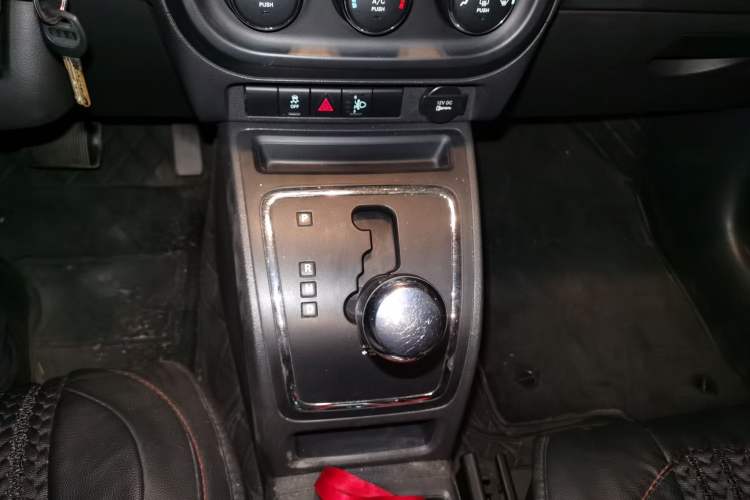 Used Jeep Compass 2007 2.4L four-wheel drive sport version Gear Lever