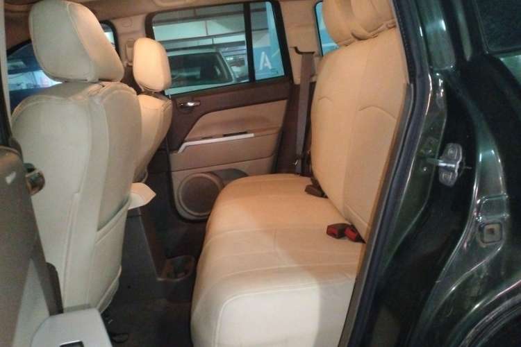 Used Jeep Compass 2007 2.4L four-wheel drive sport version Left Rear Seat