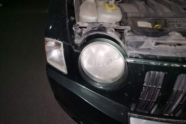 Used Jeep Compass 2007 2.4L four-wheel drive sport version Right Front Headlight
