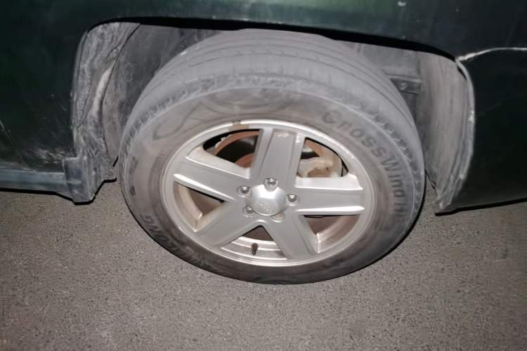 Used Jeep Compass 2007 2.4L four-wheel drive sport version Right Front Wheel Hub
