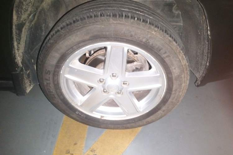 Used Jeep Compass 2007 2.4L four-wheel drive sport version Right Front Wheel Hub