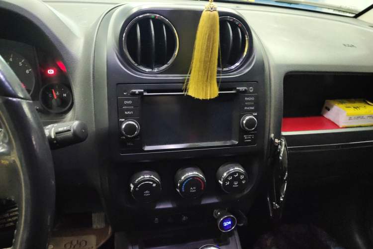 Used Jeep Compass 2010 2.4L four-wheel drive sport version Audio And AC Panel