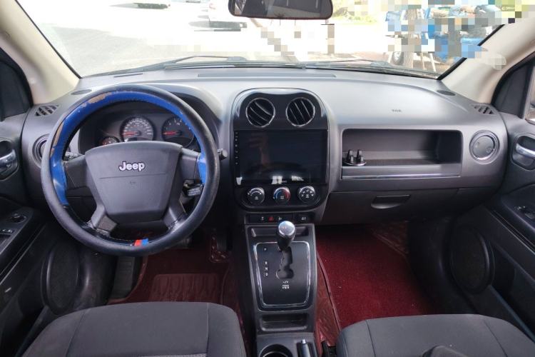 Used Jeep Compass 2010 2.4L four-wheel drive sport version Center Console