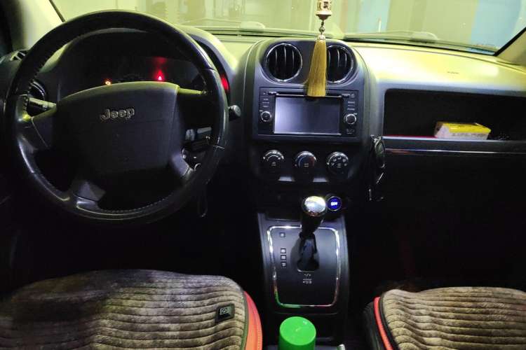 Used Jeep Compass 2010 2.4L four-wheel drive sport version Center Console