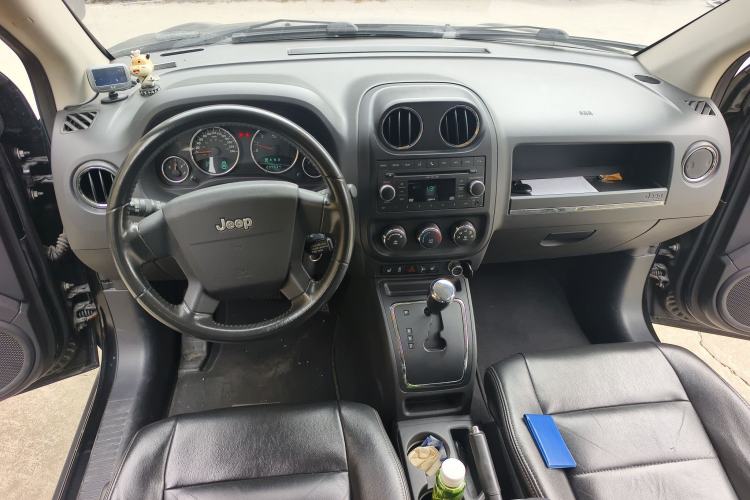 Used Jeep Compass 2010 2.4L Four-Wheel Drive World Cup Special Edition Center Console