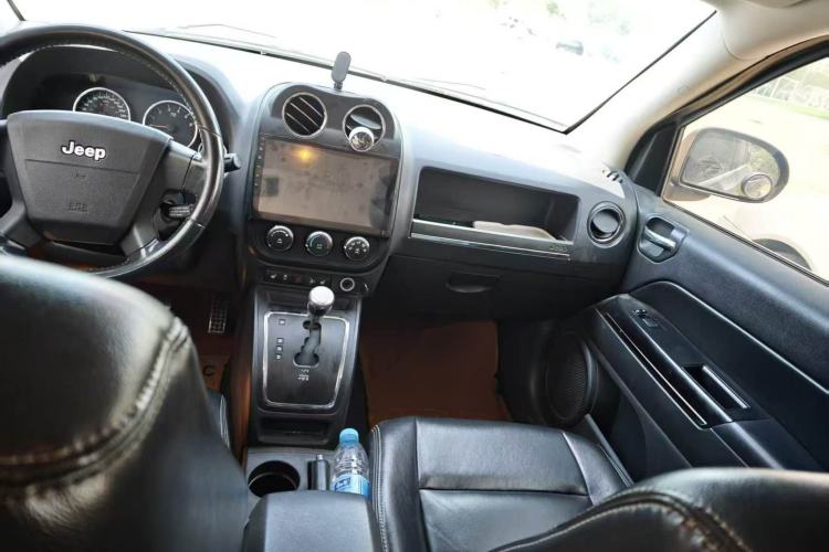 Used Jeep Compass 2010 2.4L Four-Wheel Drive Limited Edition Center Console
