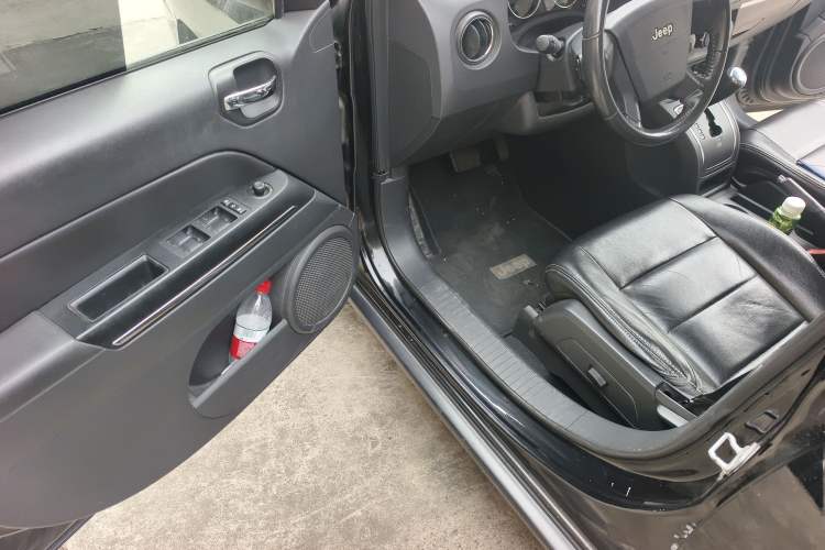 Used Jeep Compass 2010 2.4L Four-Wheel Drive World Cup Special Edition Driver Seat