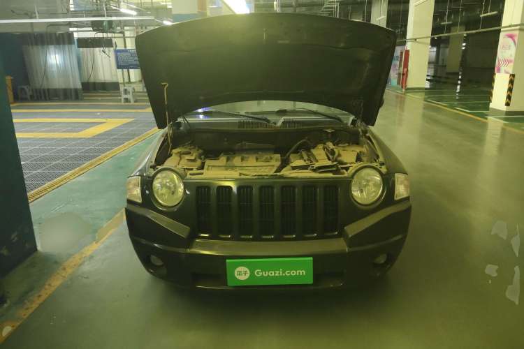 Used Jeep Compass 2010 2.4L four-wheel drive sport version Engine Bay