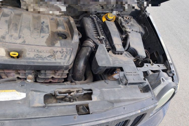 Used Jeep Compass 2010 2.4L four-wheel drive sport version Engine Bay Left