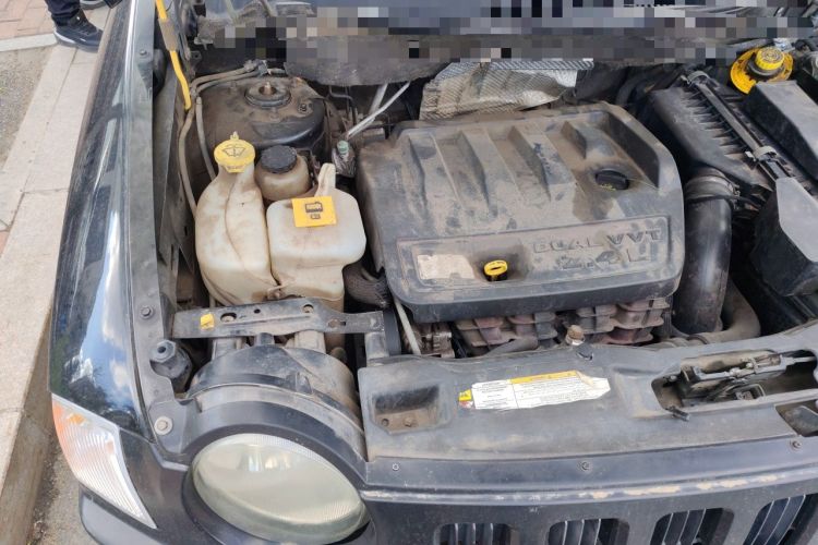 Used Jeep Compass 2010 2.4L four-wheel drive sport version Engine Bay Right