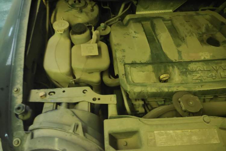 Used Jeep Compass 2010 2.4L four-wheel drive sport version Engine Bay Right