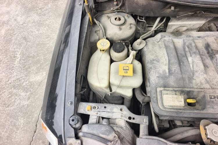 Used Jeep Compass 2010 2.4L Four-Wheel Drive World Cup Special Edition Engine Bay Right