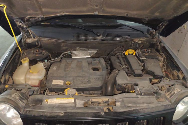 Used Jeep Compass 2010 2.4L four-wheel drive sport version Engine Bay