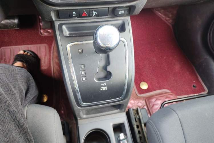 Used Jeep Compass 2010 2.4L four-wheel drive sport version Gear Lever
