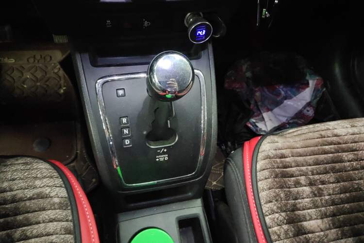 Used Jeep Compass 2010 2.4L four-wheel drive sport version Gear Lever