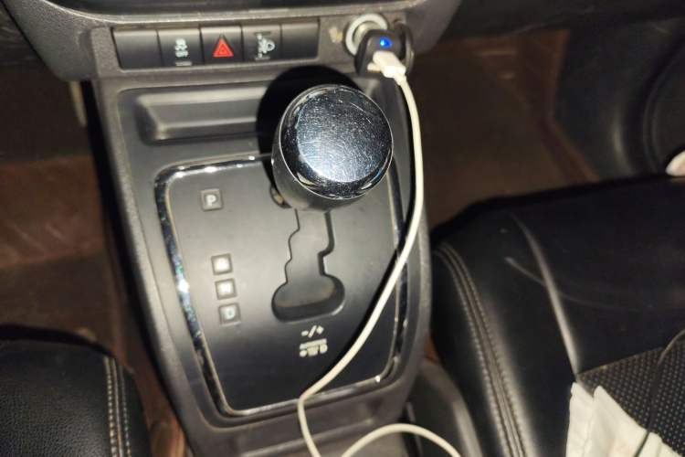 Used Jeep Compass 2010 2.4L four-wheel drive sport version Gear Lever