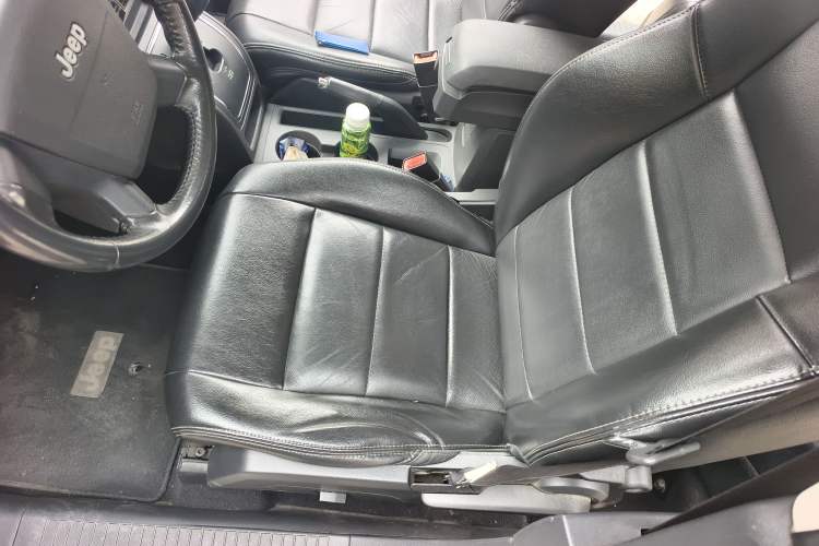 Used Jeep Compass 2010 2.4L Four-Wheel Drive World Cup Special Edition Left Front Seat