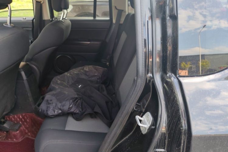 Used Jeep Compass 2010 2.4L four-wheel drive sport version Left Rear Seat
