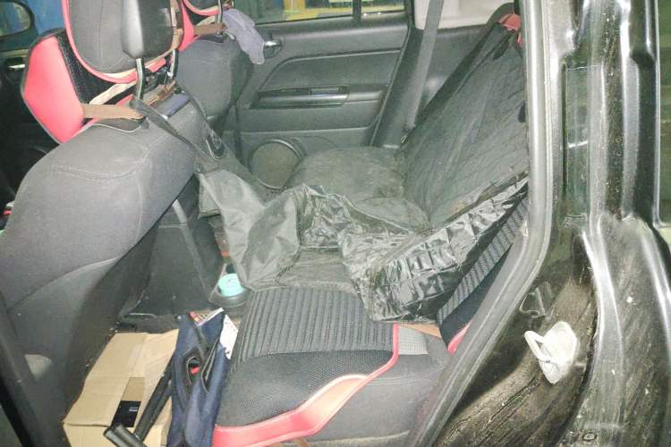 Used Jeep Compass 2010 2.4L four-wheel drive sport version Left Rear Seat
