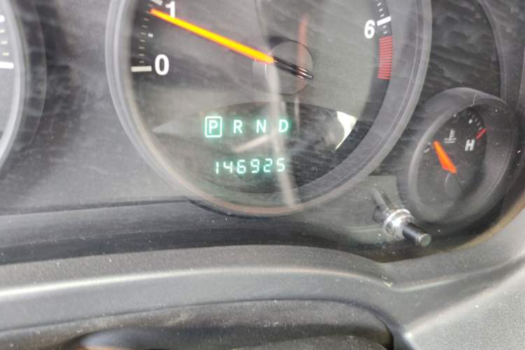 Used Jeep Compass 2010 2.4L four-wheel drive sport version Odometer Close Up