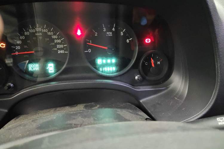 Used Jeep Compass 2010 2.4L four-wheel drive sport version Odometer Close Up