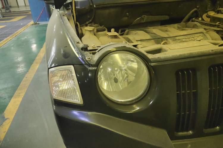 Used Jeep Compass 2010 2.4L four-wheel drive sport version Right Front Headlight