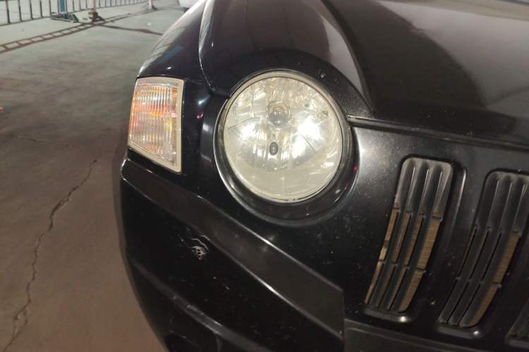 Used Jeep Compass 2010 2.4L four-wheel drive sport version Right Front Headlight