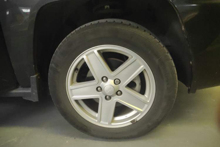 Used Jeep Compass 2010 2.4L four-wheel drive sport version Right Front Wheel Hub