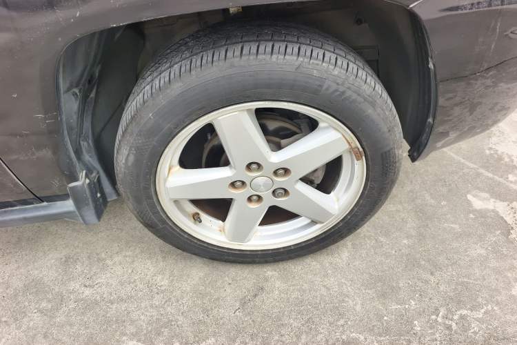 Used Jeep Compass 2010 2.4L Four-Wheel Drive World Cup Special Edition Right Front Wheel Hub