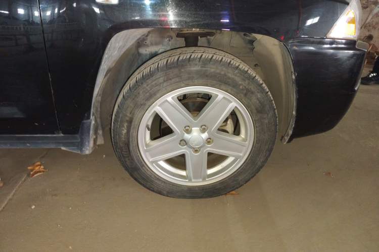 Used Jeep Compass 2010 2.4L four-wheel drive sport version Right Front Wheel Hub