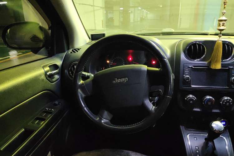 Used Jeep Compass 2010 2.4L four-wheel drive sport version Steering Wheel