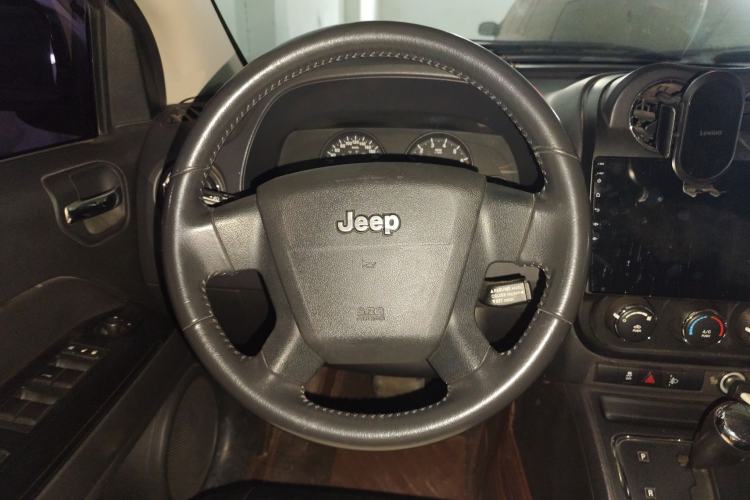 Used Jeep Compass 2010 2.4L four-wheel drive sport version Steering Wheel