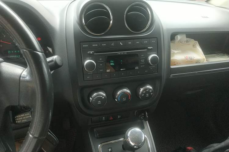 Used Jeep Compass 2010 2.4L four-wheel drive sport version Audio And AC Panel