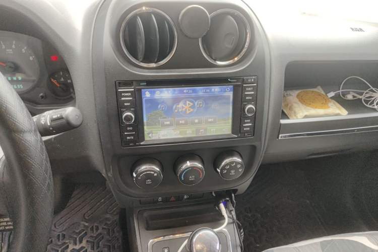 Used Jeep Compass 2010 2.4L four-wheel drive sport version Audio And AC Panel
