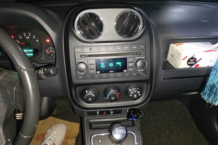 Used Jeep Compass 2010 2.4L four-wheel drive sport version Audio And AC Panel
