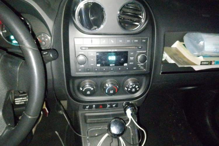 Used Jeep Compass 2010 2.4L four-wheel drive sport version Audio And AC Panel