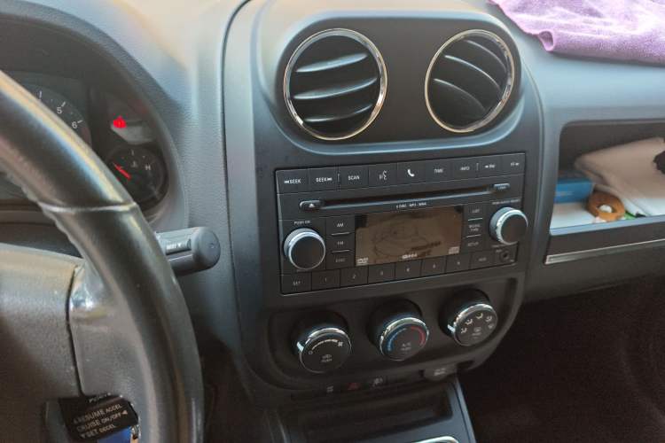 Used Jeep Compass 2010 2.4L four-wheel drive sport version Audio And AC Panel