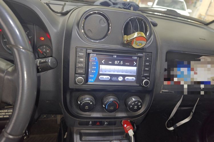 Used Jeep Compass 2010 2.4L four-wheel drive sport version Audio And AC Panel