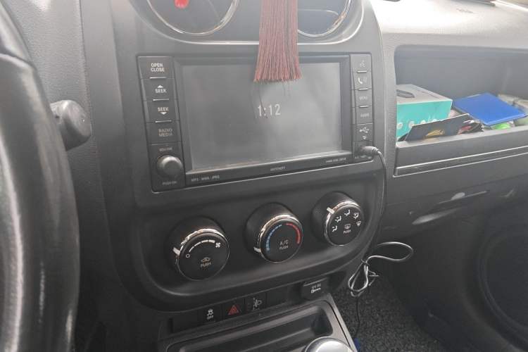 Used Jeep Compass 2010 2.4L four-wheel drive sport version Audio And AC Panel