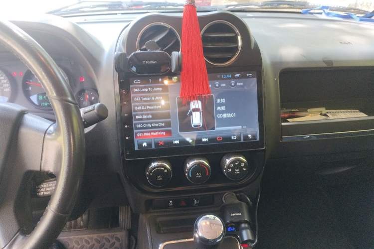 Used Jeep Compass 2010 2.4L four-wheel drive sport version Audio And AC Panel