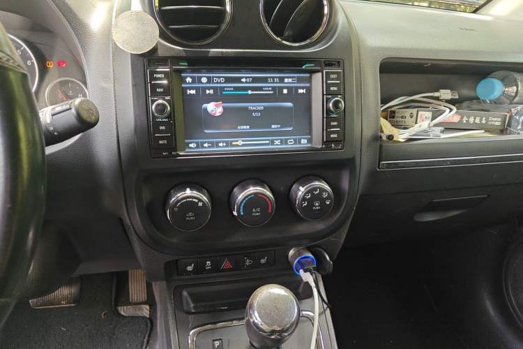 Used Jeep Compass 2010 2.4L Four-Wheel Drive Limited Edition Audio And AC Panel