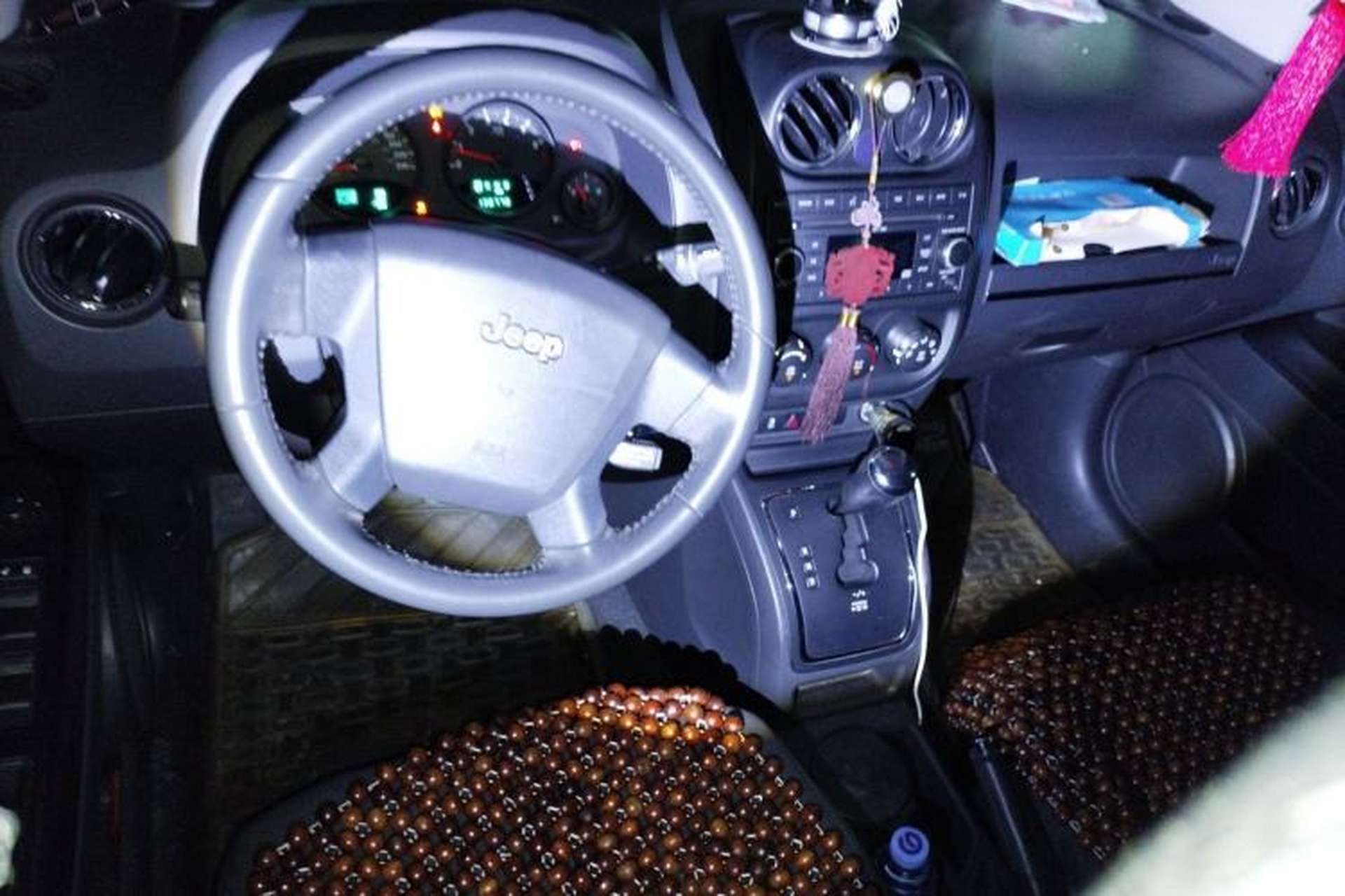 Used Jeep Compass 2010 2.4L four-wheel drive sport version Center Console