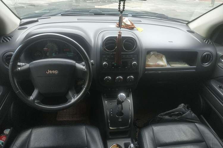 Used Jeep Compass 2010 2.4L four-wheel drive sport version Center Console