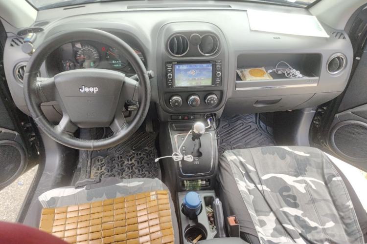 Used Jeep Compass 2010 2.4L four-wheel drive sport version Center Console