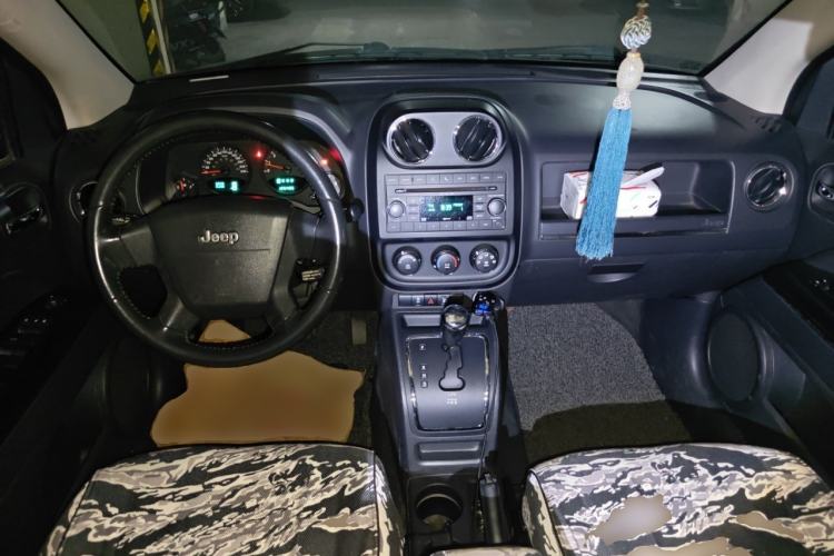 Used Jeep Compass 2010 2.4L four-wheel drive sport version Center Console