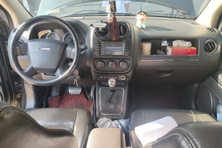 Used Jeep Compass 2010 2.4L Four-Wheel Drive World Cup Special Edition Center Console