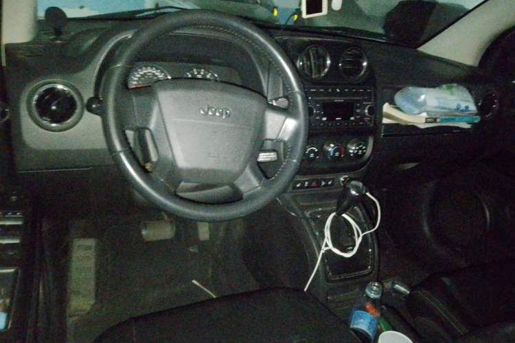 Used Jeep Compass 2010 2.4L four-wheel drive sport version Center Console