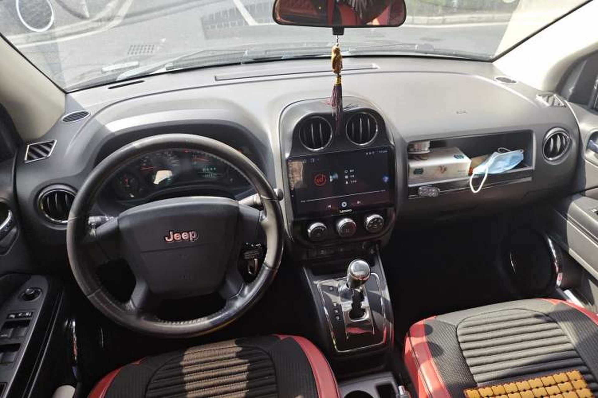 Used Jeep Compass 2010 2.4L four-wheel drive sport version Center Console
