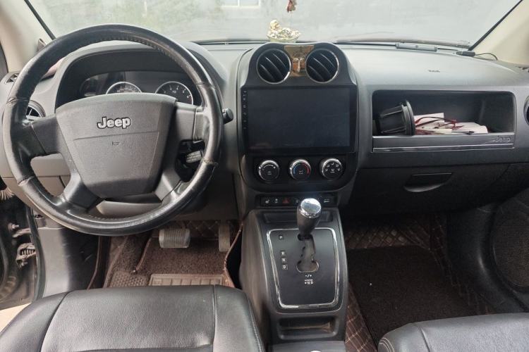 Used Jeep Compass 2010 2.4L Four-Wheel Drive Limited Edition Center Console